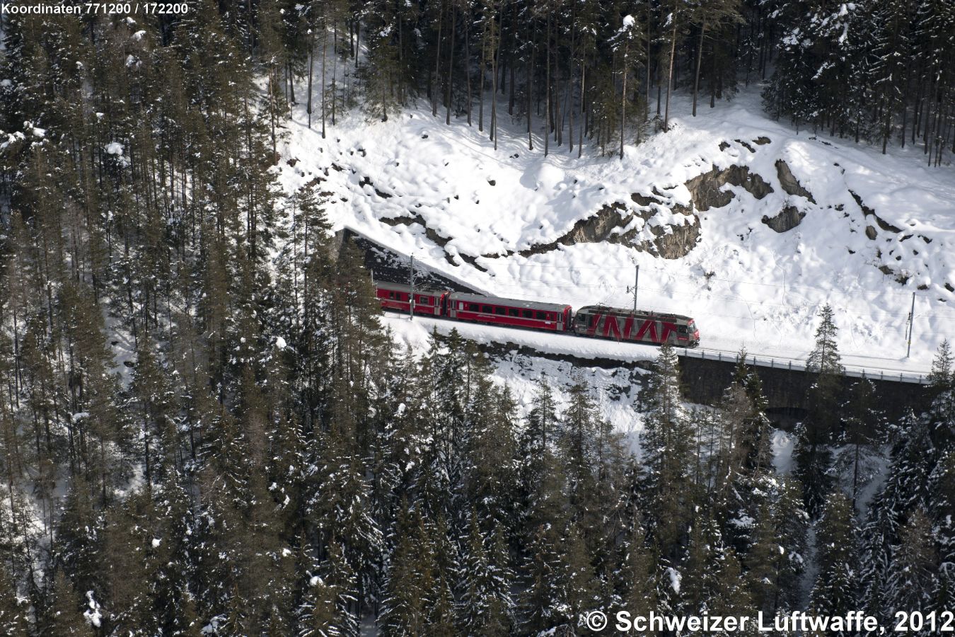 Ein Zug der Rhätischen Bahn (RhB; Ferrovia retica) auf der Fahrt nach Filisur. (Aufnahmeposition: 2'771'203.38, 1'172'260.95)